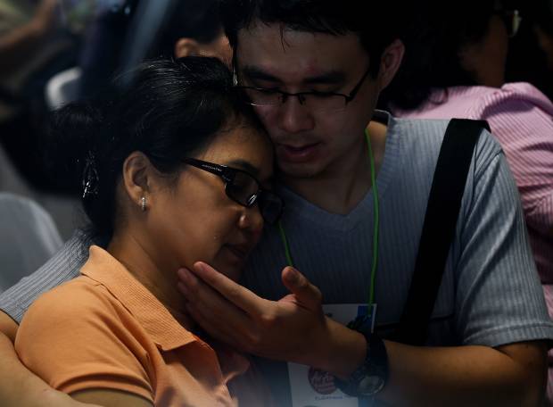 AirAsia Crash Victims Found: More Than 40 Bodies Recovered From The Java Sea, Relatives Distraught By Plane Wreckage News